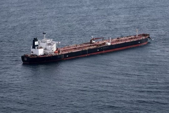 Dư cung toàn cầu và kinh tế Mỹ chậm lại kéo giá dầu xuống thấp