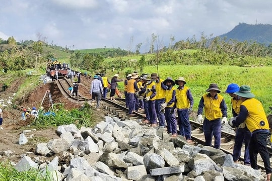 Ngành đường sắt khẩn trương khắc phục sự cố sạt lở, nỗ lực nối lại tuyến Bắc - Nam