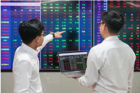 Lực bán áp đảo, VN-Index chạm vùng đáy ngắn hạn