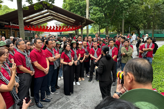 Đoàn cán bộ tuyên giáo - dân vận, báo chí - xuất bản TP.HCM viếng Lăng Bác, bắt đầu hành trình "Hướng về cội nguồn Cách mạng"
