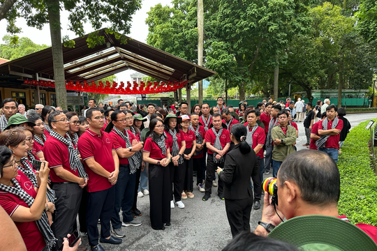 Đoàn cán bộ tuyên giáo - dân vận, báo chí - xuất bản TP.HCM viếng lăng Bác, bắt đầu hành trình "Hướng về cội nguồn Cách mạng"