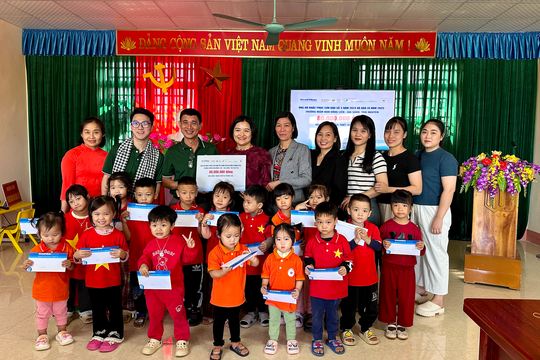 Chương trình “Cùng tiếp sức học sinh tới trường" trao học bổng và trang thiết bị học tập cho 2 trường mầm non tỉnh Thái Nguyên