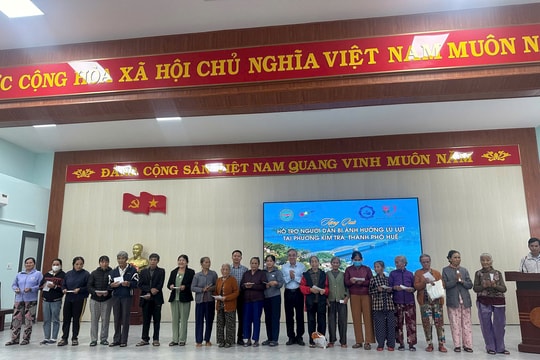 Hội Quảng cáo TP.HCM tham gia đoàn thiện nguyện của HUBA hỗ trợ đồng vào vùng lũ tại Huế