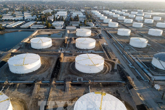 Hoạt động tại cảng Nga được khôi phục, giá dầu hạ nhiệt