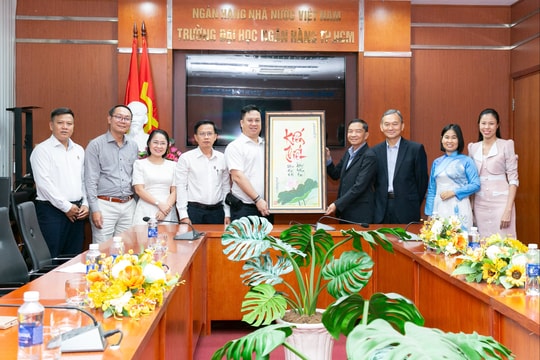 Tạp chí Doanh Nhân Sài Gòn thăm các trường đại học nhân Ngày Nhà giáo Việt Nam 20/11