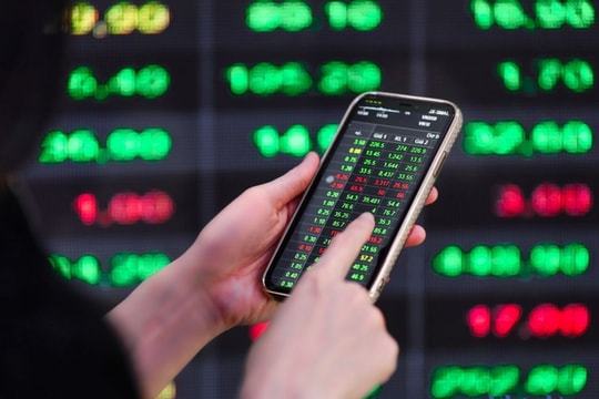 Áp lực bán gia tăng, thị trường chứng khoán đồng loạt điều chỉnh