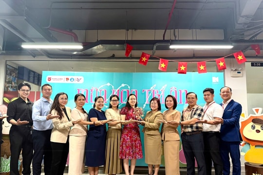 Hội Doanh nhân Sài Gòn thăm và chúc mừng các trường nhân Ngày Nhà giáo Việt Nam 20/11