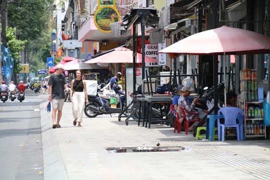 TP.HCM chính thức dừng thu phí sử dụng vỉa hè, lòng đường