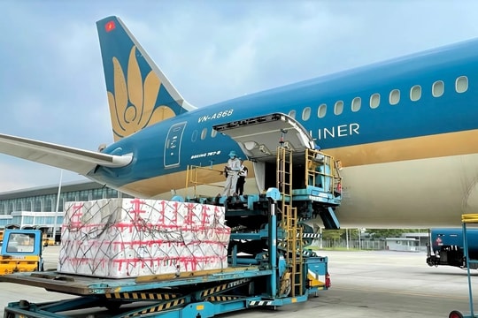 Vietnam Airlines vận chuyển miễn phí hàng cứu trợ đến đồng bào vùng lũ miền Trung
