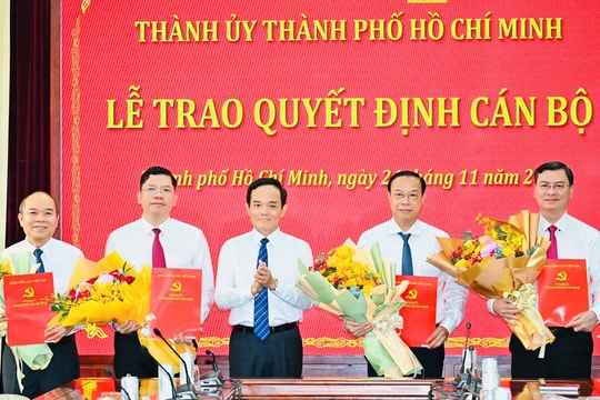 Trao quyết định cho 4 phó chủ tịch HĐND và UBND TP.HCM