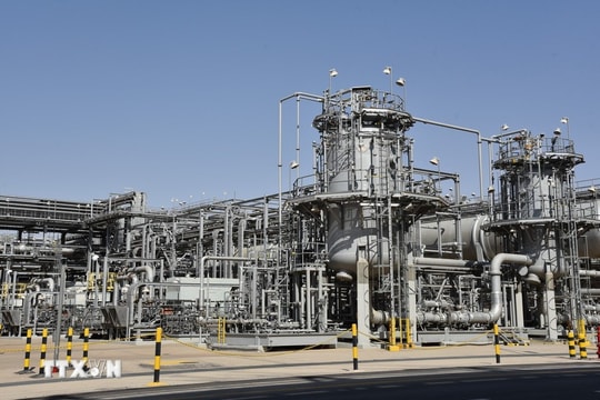 Giá dầu lao dốc trước áp lực dư cung, thị trường thận trọng với đàm phán Nga - Ukraine