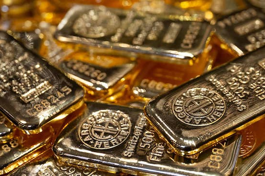 Giá vàng điều chỉnh nhẹ trước kỳ vọng Fed hạ lãi suất