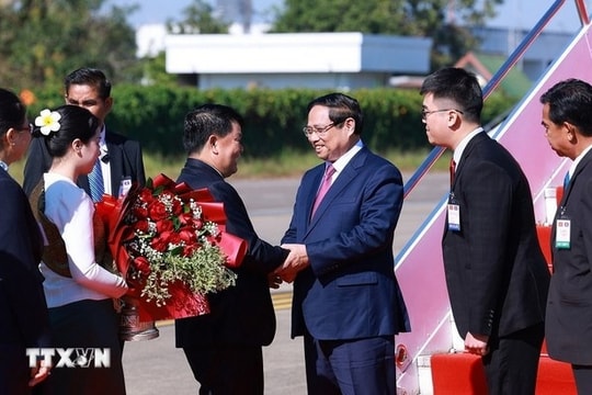 Thủ tướng Phạm Minh Chính tới Thủ đô Vientiane, bắt đầu chuyến công tác tại Lào