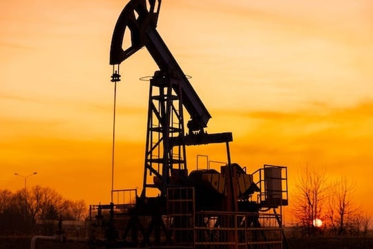 Thị trường dầu biến động mạnh giữa tín hiệu ngoại giao và lo ngại dư cung