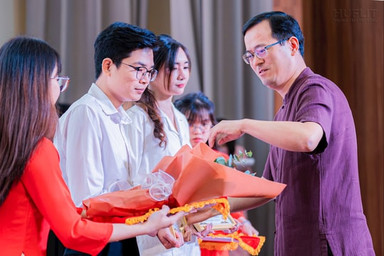 Trường Đại học Ngoại ngữ - Tin học TP.HCM có sinh viên đạt giải nhất cuộc thi Dịch văn học Việt - Trung