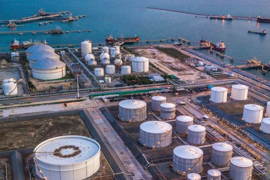 Giá dầu đi lên giữa kỳ vọng Fed nới lỏng tiền tệ và rủi ro nguồn cung