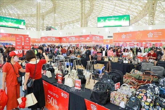 Tiêu dùng nội địa phục hồi mạnh, doanh thu du lịch lữ hành tăng gần 20%