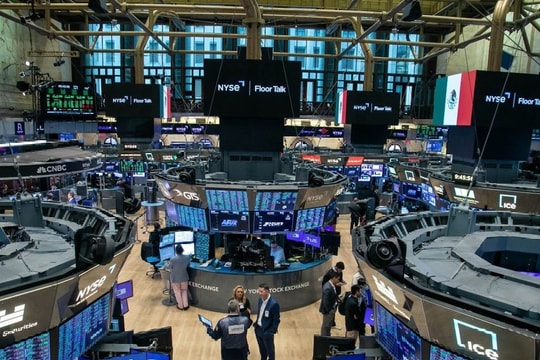 Phố Wall biến động trái chiều sau động thái hạ lãi suất của Fed
