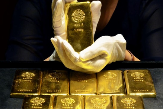 Giá vàng thế giới lập đỉnh hơn một tháng, bạc tiến sát mức kỷ lục