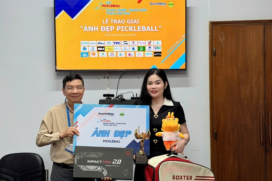 Ban tổ chức Giải Pickleball Doanh nghiệp - Doanh nhân TP.HCM năm 2025 trao giải “Ảnh đẹp pickleball”