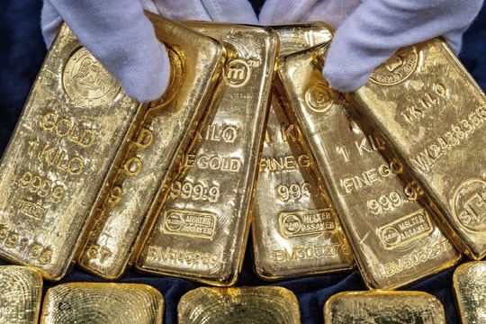 Vàng lập đỉnh 7 tuần nhờ Fed hạ lãi suất, bạc điều chỉnh sau chuỗi tăng nóng