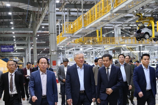 Phó Thủ tướng Thường trực Nguyễn Hòa Bình thăm và làm việc tại Công ty VinFast Hải Phòng