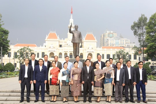 Đoàn đại biểu tỉnh Hủa Phăn (Lào) dâng hoa Tượng đài Chủ tịch Hồ Chí Minh