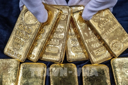 Đồng USD suy yếu, giá vàng nhích tăng trước dữ liệu lạm phát