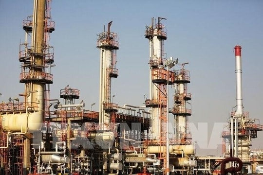 Giá dầu châu Á nhích lên trước lo ngại gián đoạn nguồn cung