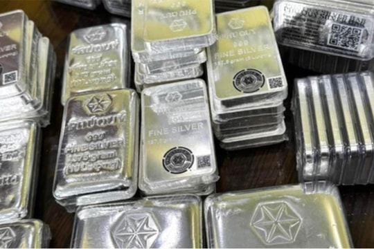 Giá bạc lập đỉnh lịch sử, thị trường trong nước tăng vọt theo đà thế giới