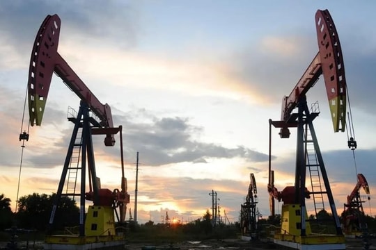 Thị trường dầu mỏ chịu sức ép kép từ dư cung và căng thẳng địa chính trị