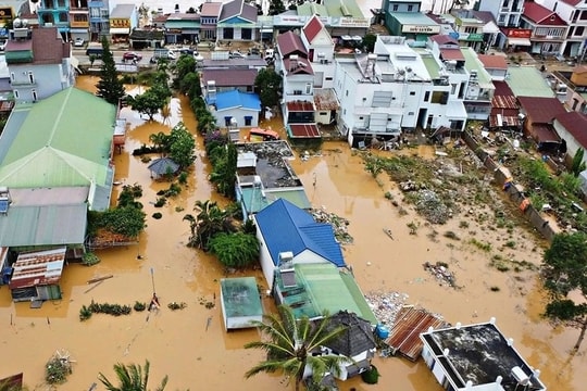 Tập trung khắc phục hạ tầng, sớm ổn định đời sống người dân miền Trung sau bão lũ