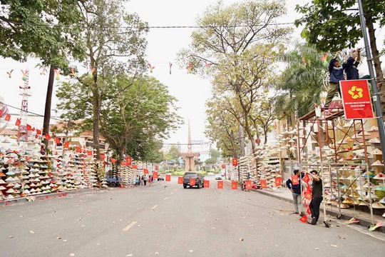 Ấn tượng con đường trang trí hơn 2500 chiếc nón lá tại phường Thủ Dầu Một