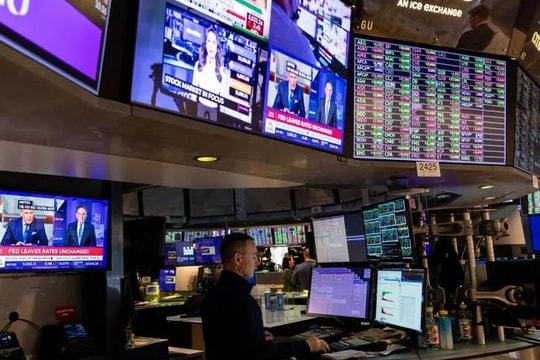 Phố Wall khởi sắc nhờ cổ phiếu AI, Dow Jones tiến sát vùng đỉnh lịch sử