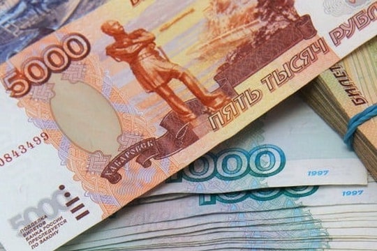 Đồng ruble lập kỷ lục tăng giá hiếm thấy trong hơn ba thập kỷ