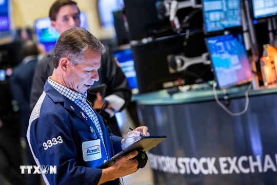 Chứng khoán Mỹ điều chỉnh nhẹ, giữ vững đà tăng dài hạn