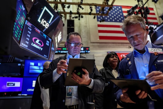 Chứng khoán Mỹ điều chỉnh trước thềm công bố biên bản họp Fed