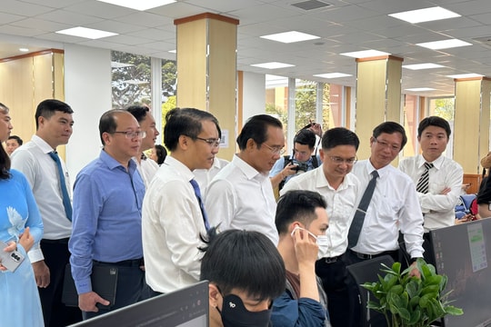 Lãnh đạo Thành phố đi metro đến Trung tâm Phục vụ hành chính công TP.HCM