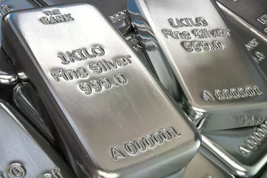 Giá bạc thế giới lao dốc trước làn sóng bán kỹ thuật đầu năm