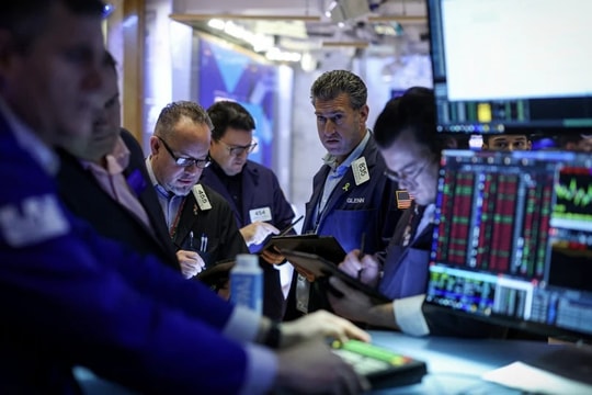 S&P 500 và Dow Jones xác lập đỉnh mới, giá dầu tăng vì bất ổn địa chính trị