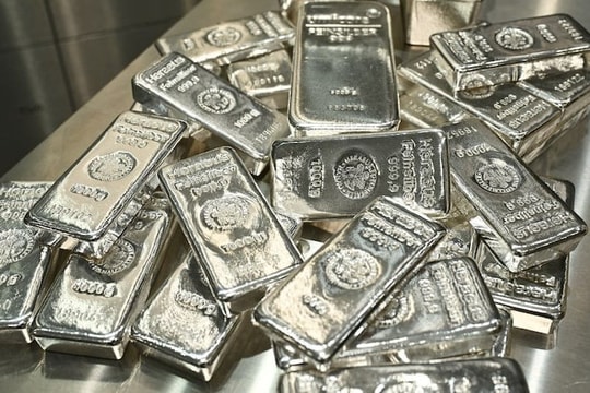 Thị trường kim loại quý sôi động, bạc lần đầu chạm ngưỡng 90 USD
