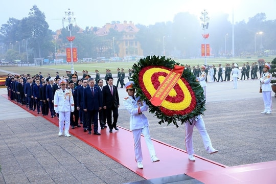 Lãnh đạo Đảng, Nhà nước và đại biểu dự Đại hội XIV vào Lăng viếng Chủ tịch Hồ Chí Minh