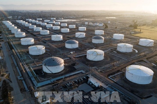 Giá dầu thế giới giằng co trước căng thẳng Mỹ - EU và nguy cơ thặng dư nguồn cung