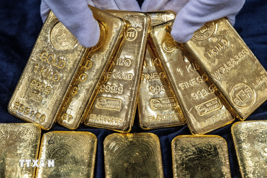 Giá vàng vượt mốc 4.700 USD/ounce, bạc điều chỉnh nhẹ sau khi lập đỉnh