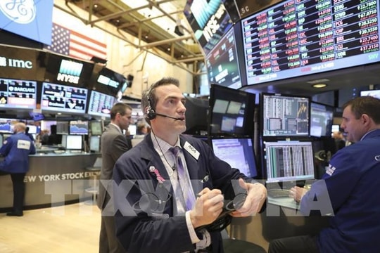 Thị trường chứng khoán toàn cầu chao đảo trước rủi ro thuế quan từ Mỹ
