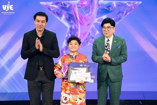 Giải Ba Tinh Hoa Nhí Trần Đức Duy và phần trình diễn giàu khí chất với “Dòng máu Lạc Hồng”