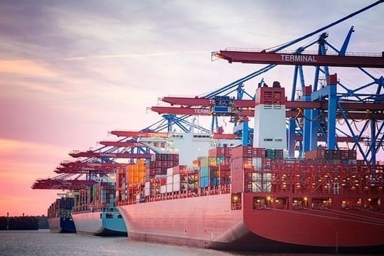 Xuất nhập khẩu tăng mạnh, Việt Nam nhập siêu hơn 3,2 tỷ USD đầu năm