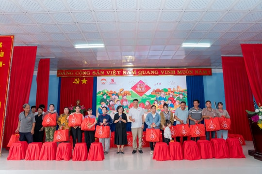 Sabeco trao 400 phần quà “Chung vị Tết Việt” cho người dân khó khăn