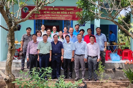 Lan tỏa nghĩa tình trong chương trình chăm sóc sức khỏe, tặng quà Tết cho người dân khó khăn tại Vĩnh Long