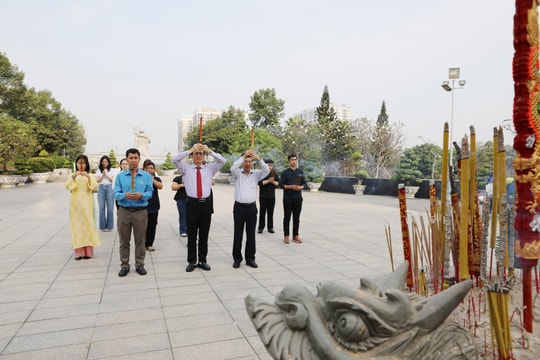 Tạp chí Doanh Nhân Sài Gòn dâng hương tại Nghĩa trang Liệt sĩ TP.HCM